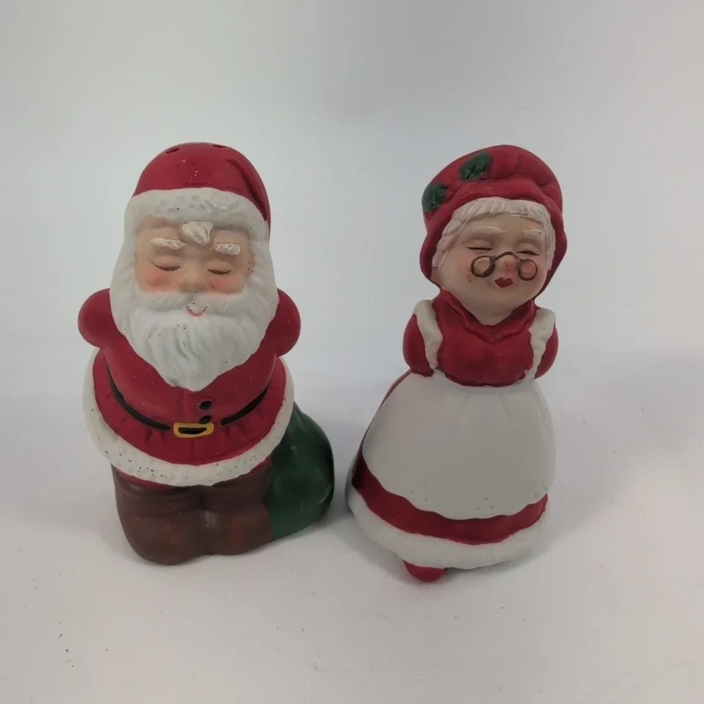 Kissing Santa & Mrs. Claus Ceramic Salt & Pepper Shakers 3 Inch Red Vtg w/ plugs